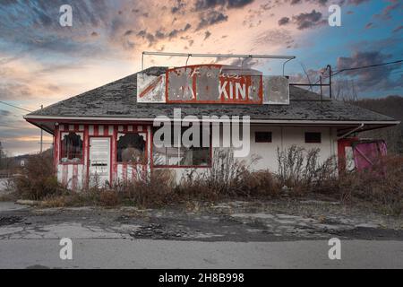 New York State - 14. November 2021: Verkommen alte Restaurant am Straßenrand Stockfoto