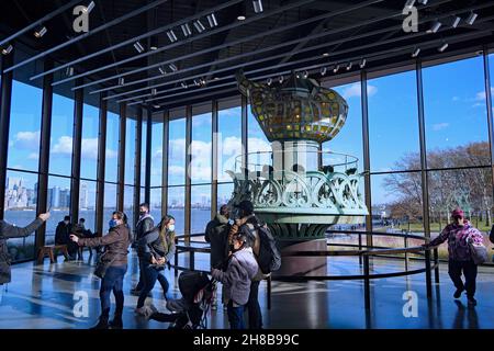 New York City, USA - 16. November 2021: Museum auf Liberty Island mit der originalen Fackel der Freiheitsstatue Stockfoto