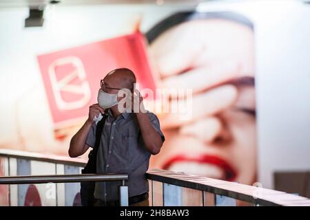 Hongkong, China. 06th Oktober 2021. Ein Mann passt seine Gesichtsmask an, während er an der Central MTR-U-Bahnstation steht.die Stadt Hongkong ist in Alarmbereitschaft, da eine stark mutierte neue Covid-19-Variante, die als Omicron-Variante bekannt ist, von einem Passagier aus Südafrika entdeckt wurde. Kredit: SOPA Images Limited/Alamy Live Nachrichten Stockfoto