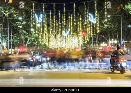Barcelona, Spanien. 26th. November 2021. Weihnachtslichter erleuchten eine geschäftige Straße in Barcelona. (Foto von Thiago Prudencio/SOPA Images/Sipa USA) Quelle: SIPA USA/Alamy Live News Stockfoto