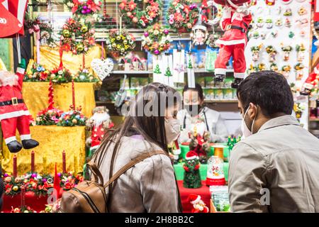 Barcelona, Spanien. 26th. November 2021. Man sieht die Weihnachtsdekore, die auf dem Weihnachtsmarkt in Santa Llucia in Barcelona verkauft werden. (Foto von Thiago Prudencio/SOPA Images/Sipa USA) Quelle: SIPA USA/Alamy Live News Stockfoto