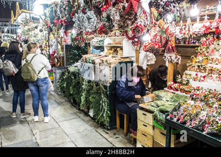 Barcelona, Spanien. 26th. November 2021. Die Leute schauen sich die Weihnachtsdekore an, die auf dem Weihnachtsmarkt in Santa Llucia in Barcelona verkauft werden. (Foto von Thiago Prudencio/SOPA Images/Sipa USA) Quelle: SIPA USA/Alamy Live News Stockfoto