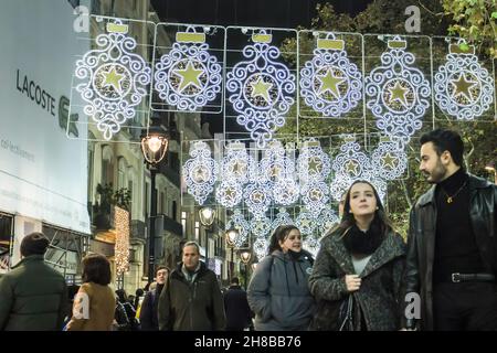 Barcelona, Katalonien, Spanien. 26th. November 2021. Weihnachtslichter und -Dekore leuchten auf den Menschen, die entlang einer Einkaufsstraße in Barcelona spazieren. (Bild: © Thiago Prudencio/SOPA Images via ZUMA Press Wire) Stockfoto