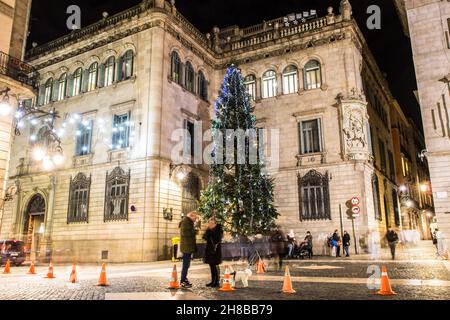 Barcelona, Katalonien, Spanien. 26th. November 2021. Neben dem Rathaus von Barcelona ist ein großer Weihnachtsbaum zu sehen. (Bild: © Thiago Prudencio/SOPA Images via ZUMA Press Wire) Stockfoto