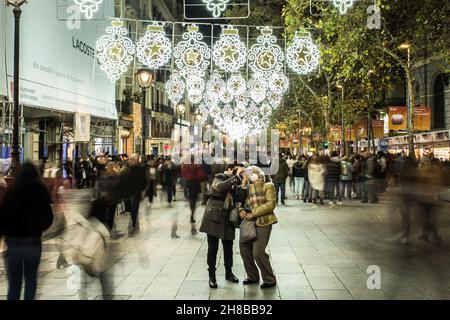 Barcelona, Katalonien, Spanien. 26th. November 2021. Menschen, die Selfies auf einer mit Weihnachtslichtern beleuchteten Einkaufsstraße in Barcelona machen. (Bild: © Thiago Prudencio/SOPA Images via ZUMA Press Wire) Stockfoto