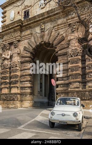 Fiat-Oldtimer, der vor der Porta Nuova in Palermo, Sizilien, geparkt ist Stockfoto