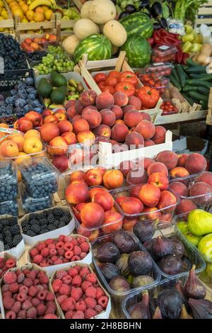 Marktstand mit frischem Obst und Gemüse Stockfoto