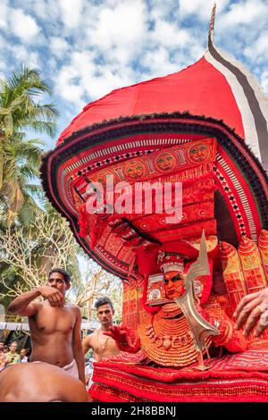 Theyyam Künstler auftreten während Tempelfest in Payyanur, Kerala, Indien. Stockfoto