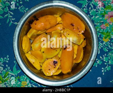 Reife, geschnittene Mango-Stücke zu Rezepten, insbesondere solche, die mit rohem grünen Chili gegessen werden. Reife Mangos in frisch und lecker Stockfoto