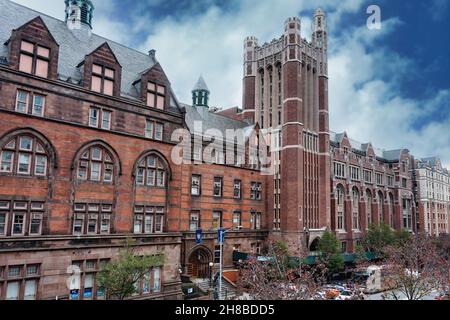 New York City, USA - 15. November 2021: Das Teachers' College der Columbia University, ein großes neogotisches rotes Ziegelsteingebäude Stockfoto