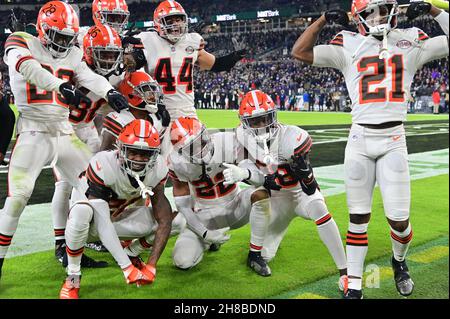 Baltimore, Usa. 29th. November 2021. Die Verteidiger von Cleveland Browns feiern in der zweiten Hälfte des M&T Bank Stadium in Baltimore, Maryland, ein Abfangen von den Baltimore Ravens 28.Baltimore 2021 besiegte Cleveland 16-10. Foto von David Tulis/UPI Credit: UPI/Alamy Live News Stockfoto