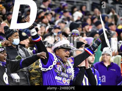 Baltimore, Usa. 29th. November 2021. Baltimore Ravens Fans jubeln während der zweiten Spielhälfte gegen die Cleveland Browns im M&T Bank Stadium in Baltimore, Maryland, am Sonntag, dem 28. November 2021 an.Baltimore besiegte Cleveland 16-10. Foto von David Tulis/UPI Credit: UPI/Alamy Live News Stockfoto