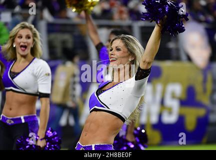 Baltimore, Usa. 29th. November 2021. Cheerleader der Baltimore Ravens treten am Sonntag, den 28. November 2021, in der ersten Hälfte im M&T Bank Stadium in Baltimore, Maryland, gegen die Cleveland Browns auf. Foto von David Tulis/UPI Credit: UPI/Alamy Live News Stockfoto