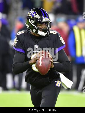 Baltimore, Usa. 29th. November 2021. Baltimore Ravens Quarterback Lamar Jackson (8) wirft am Sonntag, den 28. November 2021, im M&T Bank Stadium in Baltimore, Maryland, in der ersten Hälfte gegen die Cleveland Browns ins Feld. Foto von David Tulis/UPI Credit: UPI/Alamy Live News Stockfoto