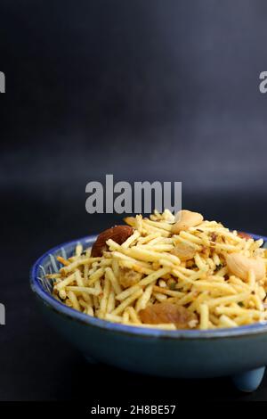 Frittierte Kartoffel falahari chivda, Aloo chiwda ist auch als Fasten-Snack bekannt. Zubereitet aus Kartoffeln, trockenen Früchten und milden Gewürzen für Navaratri. Stockfoto