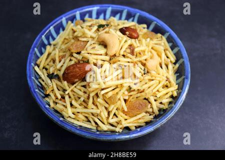 Frittierte Kartoffel falahari chivda, Aloo chiwda ist auch als Fasten-Snack bekannt. Zubereitet aus Kartoffeln, trockenen Früchten und milden Gewürzen für Navaratri. Stockfoto