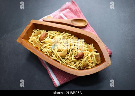 Frittierte Kartoffel falahari chivda, Aloo chiwda ist auch als Fasten-Snack bekannt. Zubereitet aus Kartoffeln, trockenen Früchten und milden Gewürzen für Navaratri. Stockfoto