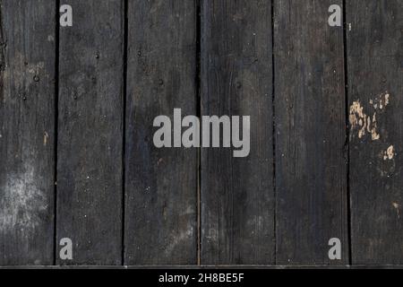 Dunkler Hintergrund aus Holz, Holzstruktur. Schwarzer Tisch mit Brettern. Draufsicht. Flach liegend. Stockfoto
