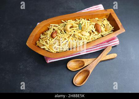 Frittierte Kartoffel falahari chivda, Aloo chiwda ist auch als Fasten-Snack bekannt. Zubereitet aus Kartoffeln, trockenen Früchten und milden Gewürzen für Navaratri. Stockfoto