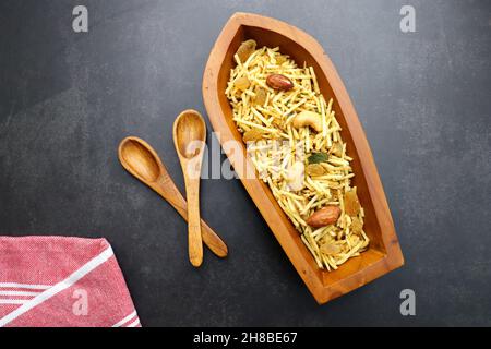 Frittierte Kartoffel falahari chivda, Aloo chiwda ist auch als Fasten-Snack bekannt. Zubereitet aus Kartoffeln, trockenen Früchten und milden Gewürzen für Navaratri. Stockfoto