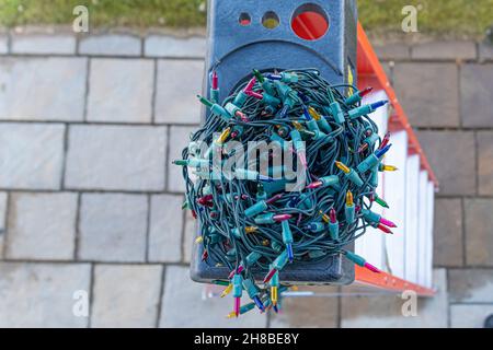 Weihnachtslichter wurden verwendet, um Bäume und Häuser zu weihnachten zu schmücken Stockfoto