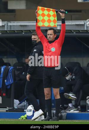 Paderborn, Deutschland. 28th. November 2021. Fußball: 2. Bundesliga, SC Paderborn 07 - FC Hansa Rostock, Matchday 15 in der Benteler-Arena. Schiedsrichterassistent Markus Sinn weist auf eine Änderung der Flagge hin. Im Hintergrund Paderborner Trainer Lukas Kwasniok (l). Kredit: Friso Gentsch/dpa - WICHTIGER HINWEIS: Gemäß den Bestimmungen der DFL Deutsche Fußball Liga und/oder des DFB Deutscher Fußball-Bund ist es untersagt, im Stadion und/oder vom Spiel aufgenommene Fotos in Form von Sequenzbildern und/oder videoähnlichen Fotoserien zu verwenden oder zu verwenden./dpa/Alamy Live News Stockfoto