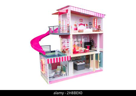 Puppenhaus mit Möbeln isoliert auf weißem Hintergrund. Möbliertes rosa Puppenhaus isoliert. Puppenhaus. Hausbau mit Küche Schlafzimmer Fledermaus Stockfoto