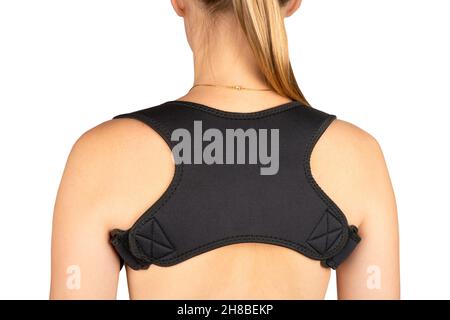 Haltungskorrektur. Frau trägt einen Rückengurt zur Unterstützung und Verbesserung der Rückenhaltung isoliert auf weißem Hintergrund. Skoliose-Behandlung. Orthopädisch Stockfoto