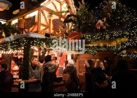 Bremen /Deutschland / Deutachland/ 28. November 2021 / Besucher tragen Gesichtsmaske und zeigen Corona-Pass auf dem Bremer Weihnachtsmarkt (Foto. Francis Joseph Dean/Deani Pictures) Stockfoto