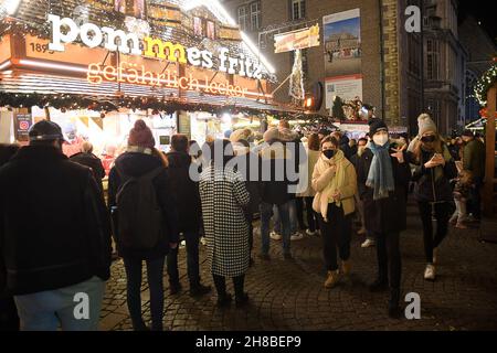 Bremen /Deutschland / Deutachland/ 28. November 2021 / Besucher tragen Gesichtsmaske und zeigen Corona-Pass auf dem Bremer Weihnachtsmarkt (Foto. Francis Joseph Dean/Deani Pictures) Stockfoto