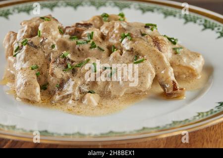 Kalbsmandeln mit jordanischen Pilzen. Französische Gourmetküche Stockfoto