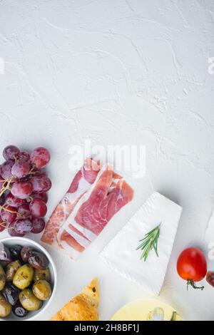 Zutaten für italienische Küche, Fleischkieder, Kräuter-Set, auf weißem Hintergrund, flache Laie mit Platz für Text Stockfoto