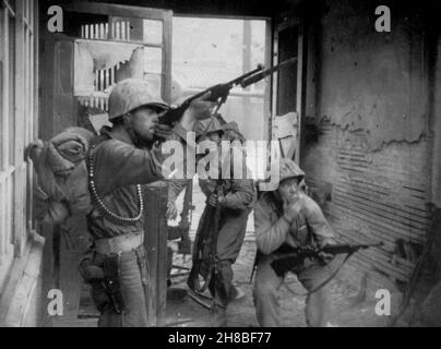 SEOUL, KOREA - 20. September 1950 - US-Marineinfanteristen kämpfen in den Straßen von Seoul, Korea, während der zweiten Schlacht von Seoul (Teil der Schlacht von Incheon Stockfoto