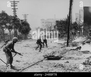 SEOUL, KOREA - 20. September 1950 - US-Marineinfanteristen kämpfen in den Straßen von Seoul, Korea, während der zweiten Schlacht von Seoul (Teil der Schlacht von Incheon Stockfoto