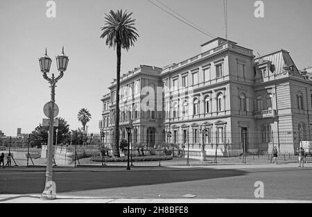 Monochrome Abbildung des Präsidentenpalastes Casa Rosada, einem Wahrzeichen auf dem Plaza de Mayo in Buenos Aires, Argentinien Stockfoto