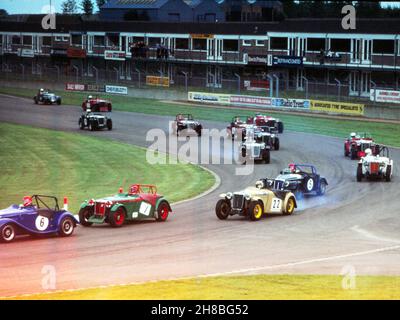 Mg T Series Rennen in der Eröffnungsrunde im Donington Park 19th. Juli 1980, Redgate Corner. Stockfoto