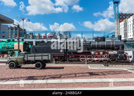 Kiew, Ukraine - 23. Mai 2021: Museum für historischen Eisenbahnverkehr in Kiew, Ukraine. Die alte sowjetische Dampflokomotive Er 773-59 im Zentrum (1 Stockfoto