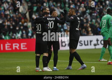 NEYMAR Jr von Paris und Lionel MESSI von Paris und Angel DI MARIA von Paris und Kylian MMAPPE von Paris während des französischen Ligue-1-Fußballspiels zwischen AS Saint-Etienne und Paris Saint-Germain am 28. November 2021 im Geoffroy Guichard-Stadion in Saint-Etienne, Frankreich - Foto: Romain Biard/DPPI/LiveMedia Stockfoto