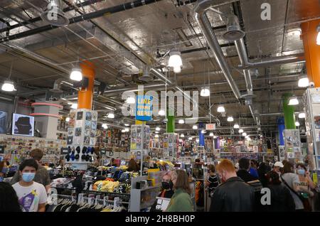 Los Angeles, Kalifornien, USA 27th. November 2021 Ein allgemeiner Blick auf die Atmosphäre des Amoeba Music Record Store am 27. November 2021 in Los Angeles, Kalifornien, USA. Foto von Barry King/Alamy Stockfoto Stockfoto