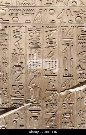 Ägyptische Hieroglyphen und antike Zeichnungen auf Tontafeln und Papyri-Hintergrund. Die Kunst Ägyptens und die alten Zivilisationen Afrikas. Hochwertige Fotos Stockfoto