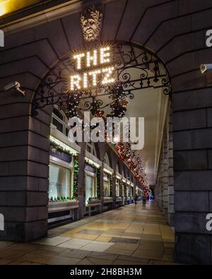 Das berühmte Ritz Hotel wurde für die Weihnachtszeit in London dekoriert. Stockfoto