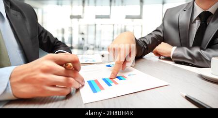 Arbeit von zwei jungen Unternehmern mit Touchpad in der Sitzung Stockfoto