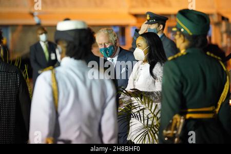 Der Prinz von Wales wird von versammelten Würdenträgern und Mitgliedern des Militärs begrüßt, als er am Grantley Adams International Airport, Bridgetown, Barbados, ankommt. Bilddatum: Sonntag, 28. November 2021. Stockfoto