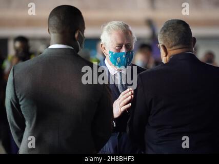 Der Prinz von Wales wird von versammelten Würdenträgern und Mitgliedern des Militärs begrüßt, als er am Grantley Adams International Airport, Bridgetown, Barbados, ankommt. Bilddatum: Sonntag, 28. November 2021. Stockfoto