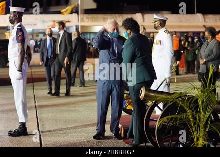 Der Prinz von Wales chattet mit Sandra Mason, der ehemaligen Generalgouverneurin und designierten Präsidentin von Barbados, bei seiner Ankunft am internationalen Flughafen Grantley Adams, Bridgetown, Barbados. Bilddatum: Sonntag, 28. November 2021. Stockfoto