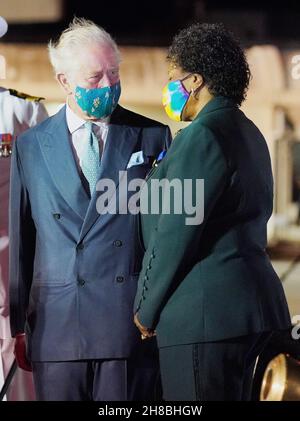 Der Prinz von Wales chattet mit Sandra Mason, der ehemaligen Generalgouverneurin und designierten Präsidentin von Barbados, bei seiner Ankunft am internationalen Flughafen Grantley Adams, Bridgetown, Barbados. Bilddatum: Sonntag, 28. November 2021. Stockfoto