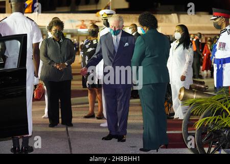 Der Prinz von Wales plaudert mit Sandra Mason (rechts, grün), der ehemaligen Generalgouverneurin und designierten Präsidentin von Barbados, bei seiner Ankunft am Grantley Adams International Airport, Bridgetown, Barbados. Bilddatum: Sonntag, 28. November 2021. Stockfoto