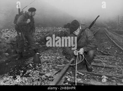 IN DER NÄHE von SONGJIN, KOREA - 10. April 1951 - Britische Truppen von 41 Commando Royal Marines Pflanzen Abbruchgebühren entlang der Eisenbahnschienen der feindlichen Versorgung lin Stockfoto