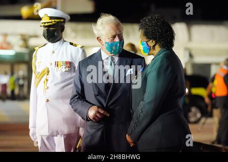 Der Prinz von Wales chattet mit Sandra Mason, der ehemaligen Generalgouverneurin und designierten Präsidentin von Barbados, bei seiner Ankunft am internationalen Flughafen Grantley Adams, Bridgetown, Barbados. Bilddatum: Sonntag, 28. November 2021. Stockfoto