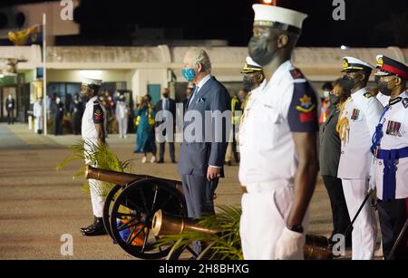 Der Prinz von Wales beobachtet einen Waffengruß bei seiner Ankunft am Grantley Adams International Airport, Bridgetown, Barbados. Bilddatum: Sonntag, 28. November 2021. Stockfoto